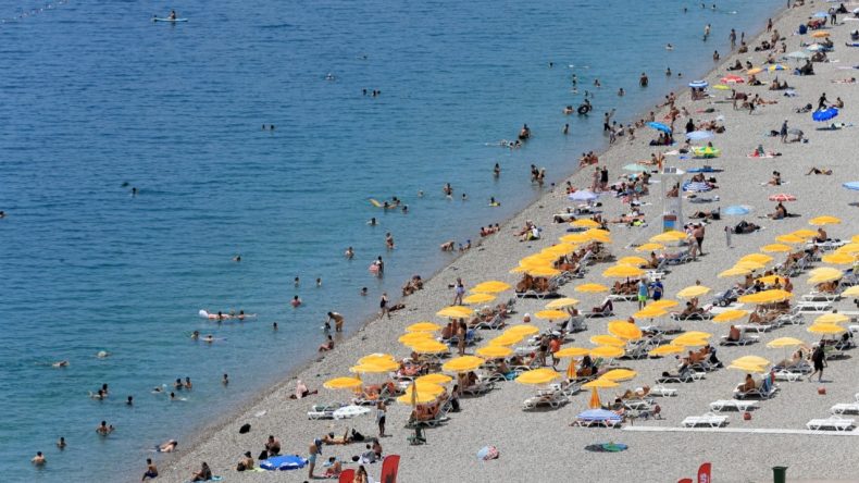 Antalya Plajlarında Bayram Hareketliliği