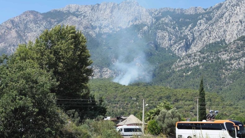 Antalya’da Orman Yangını: Havadan ve Karadan Müdahale Devam Ediyor