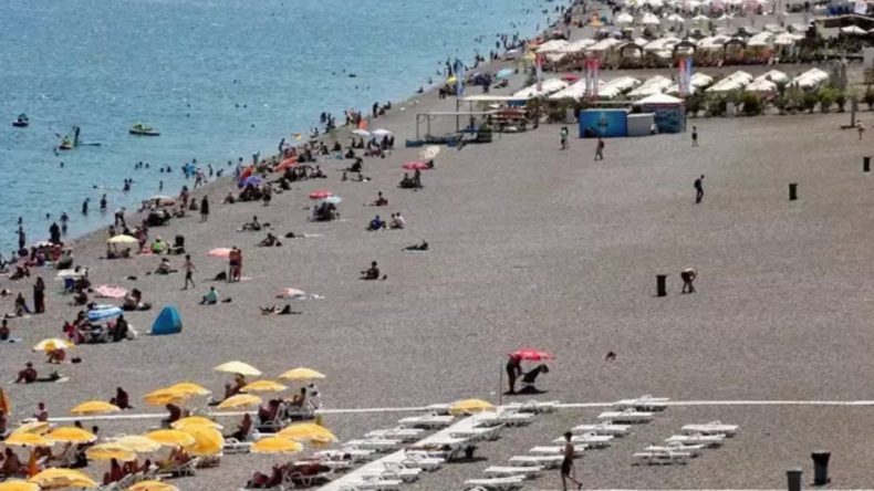 Antalya’da Sıcaklık 38 Dereceyi Geçti! Konyaaltı Sahili’ne Yoğun İlgi