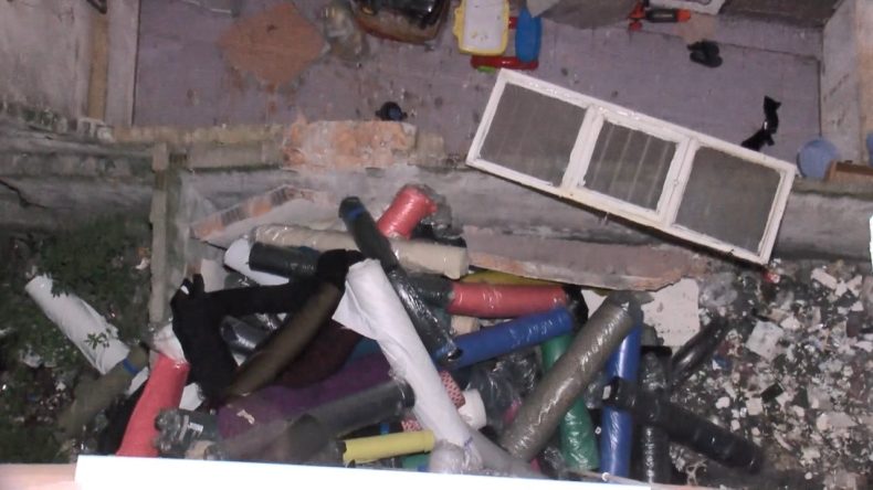 Apartmanın Duvarı Yıkıldı, Kumaş Topları Bahçeye Saçıldı