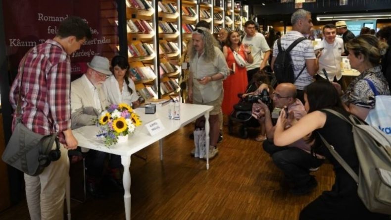 Arjantin'den İstanbul'a geldi: Tek tek imzaladı