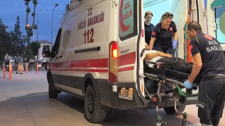 Arkadaşına Şaka Yaparken Bıçakla Yaraladı