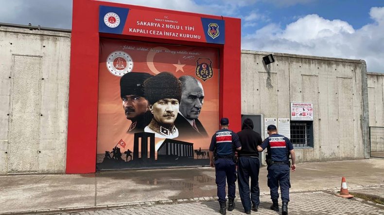Arkadaşını Bacaklarından Vurdu: Kaçarken Yakalandı