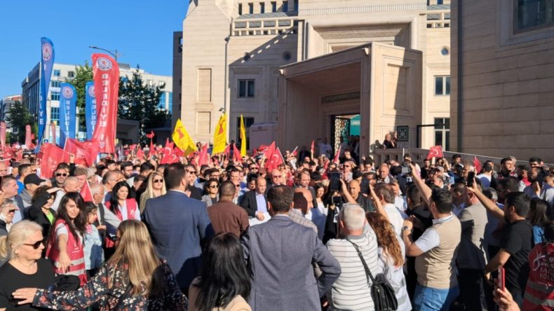 Avcılar Halkı Gözaltındaki Belediye Başkanı İçin Yürüdü