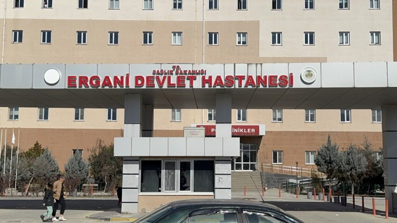 Baba, İki Kızını ve Kendini Bıçakla Yaraladı