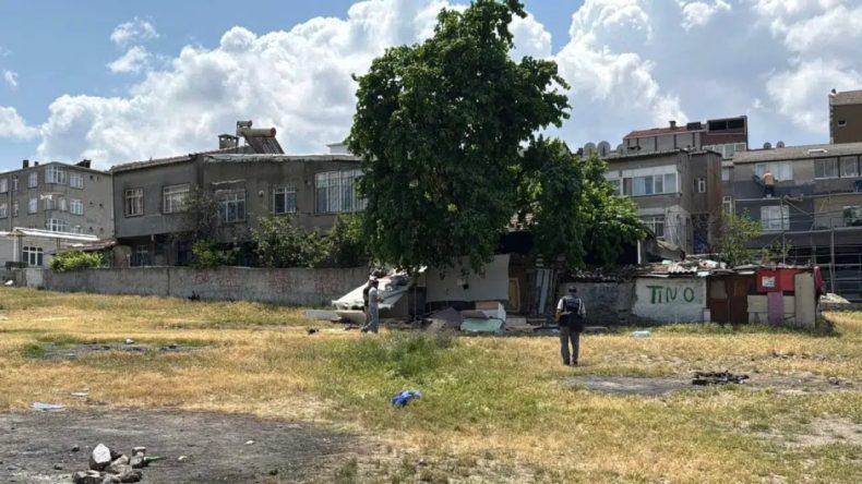 Bağcılar’da Şüpheli Ölüm: Boş Arazide Erkek Cesedi Bulundu