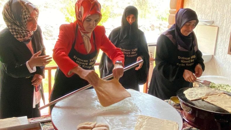 Bakan Göktaş, Kadın Kooperatifinde Hamur Açtı