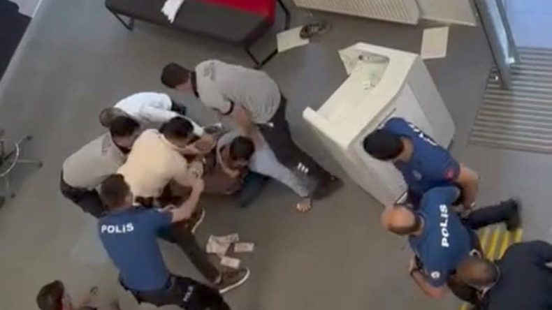 Banka Müdürüne Bıçakla Hücum: Soygun Girişimi!