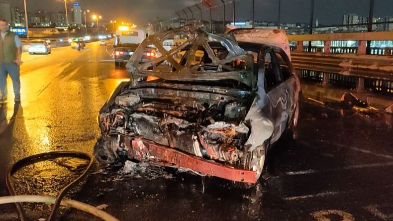 Bariyerlere Çarpan Otomobil Alev Aldı, Canını Son Anda Kurtardı