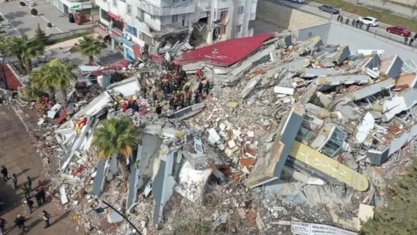 Ezgi Apartmanı enkazı