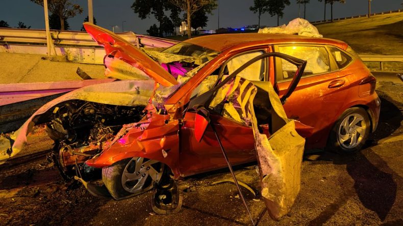 Bayrampaşa’da Feci Trafik Kazası: Otomobil Demir Bariyere Sıkıştı