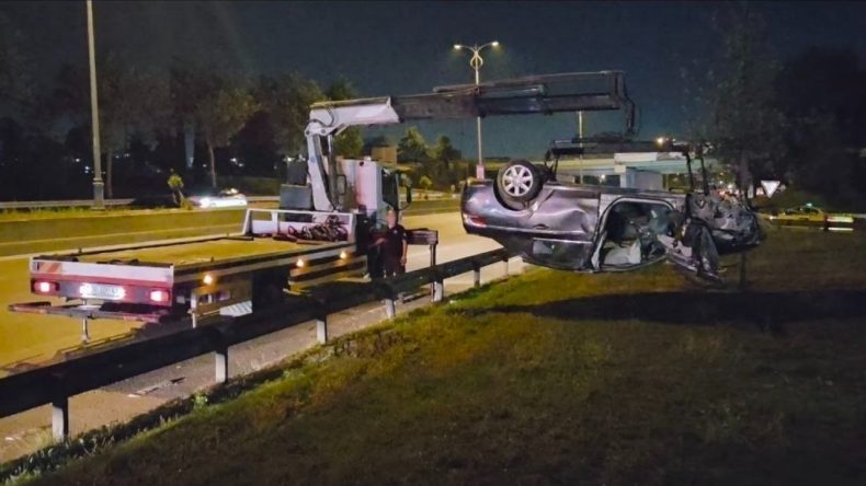 Bayrampaşa’da otomobil bariyerlere çarpıp takla attı: 1 ölü, 3 yaralı
