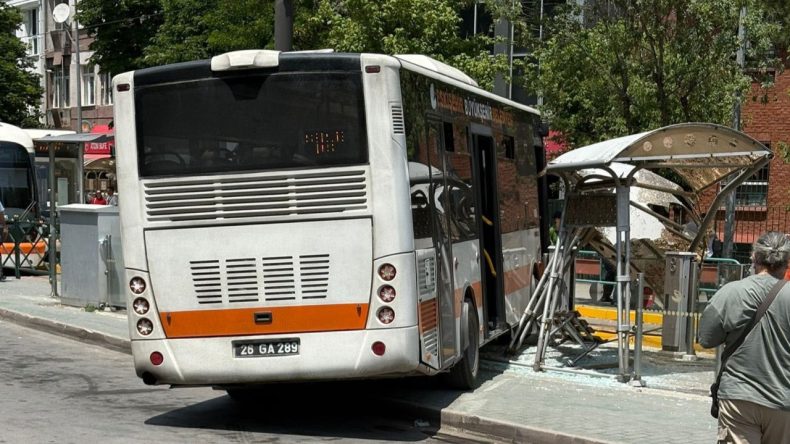 Belediye Otobüsü Tramvay Durağına Çarptı: 2 Yaralı