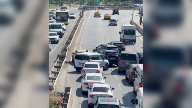 Beykoz’da Seyir Halindeyken Fenalaşan Sürücü Araçta Mahsur Kaldı