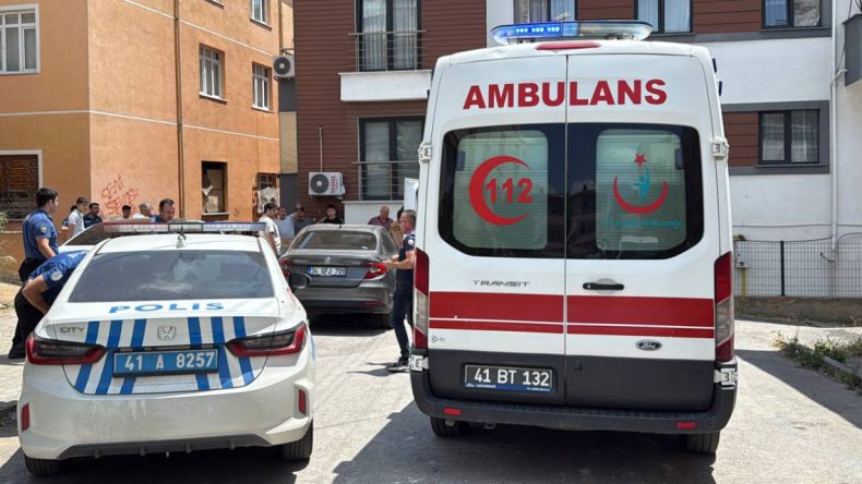Bıçaklı Kavgayı Ayırmak İsteyen Polis Yaralandı