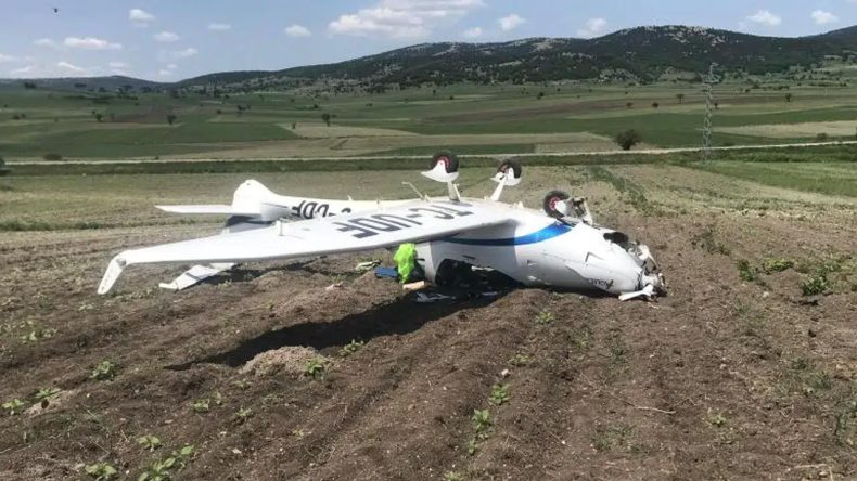 Bilecik Bozüyük’te eğitim uçağı tarlaya zorunlu iniş yaptı, pilot yaralandı
