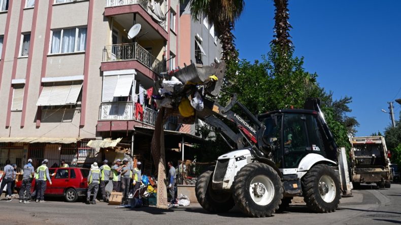 Binadan 20 Kamyon Çöp Çıkarıldı