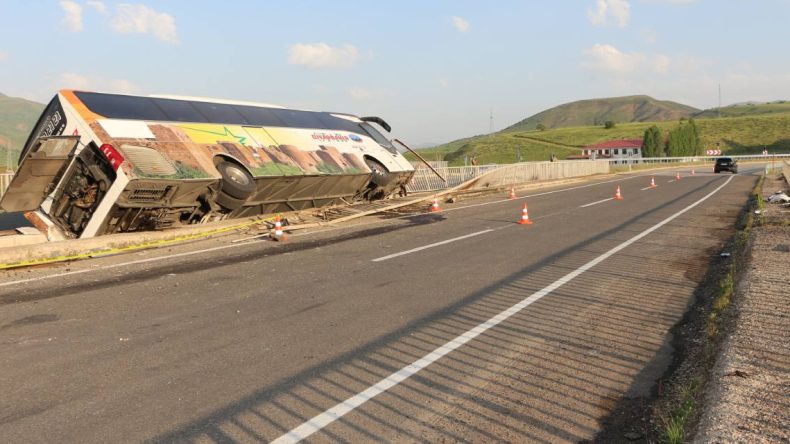 Bingöl’de feci kaza! Üç kişi ağır yaralandı