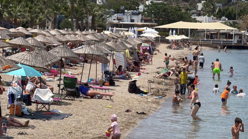 Bodrum’da Sahiller Fırtına Gibi Dolu