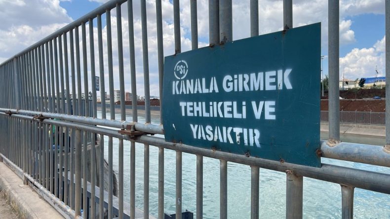 Bu Tabelanın Altında Kanala Girdiler ve Kayboldular