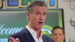 California Valisi’nden Trump’a “demokrasi” çıkışı