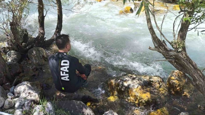Çaya Düşen 16 Yaşındaki Genç Hayatını Kaybetti