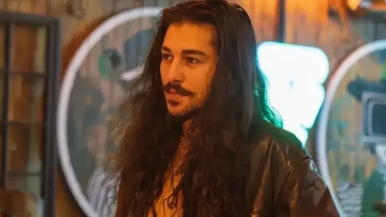 Cem Akarsu Tahliye Oldu: “Zıplamayan Tayyipçi” Sloganı Gözaltısına Neden Olmuştu