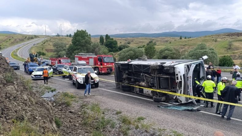 Cenazeden dönen araç devrildi: 2 kişi öldü, 15 kişi yaralandı