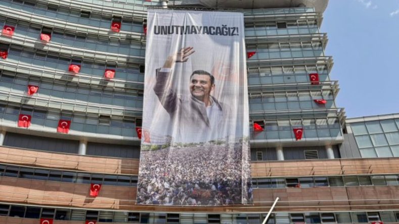 CHP Genel Merkezi’ne Ferdi Zeyrek’in Fotoğrafı Astıldı