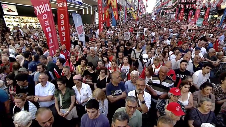 CHP’den Avcılar’da ‘Millet İradesine Sahip Çıkıyor’ Mitingi