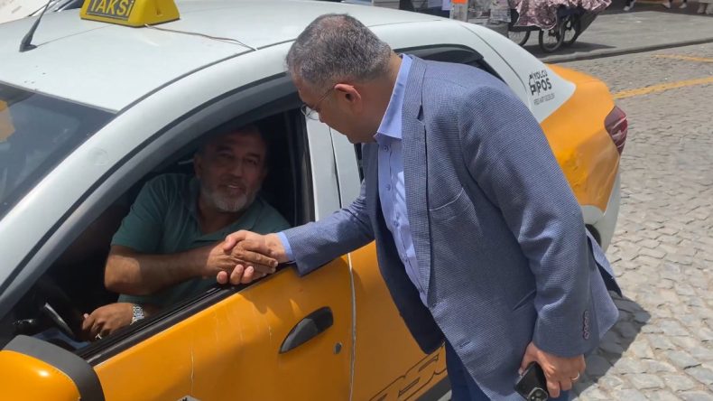 CHP’li Tanrıkulu, taksiciye hâl hatır sordu, “50 bin lira ceza yedim” diyerek isyan etti