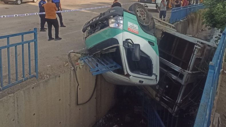Çöp Kamyonu Sulama Kanalına Devrildi: 3 Yaralı