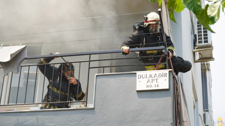 Daire Daire Dolaşıp Yangın Çıkardı