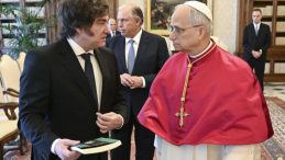 ‘Deli’ liderin Papa’ya hediyesi gündem oldu