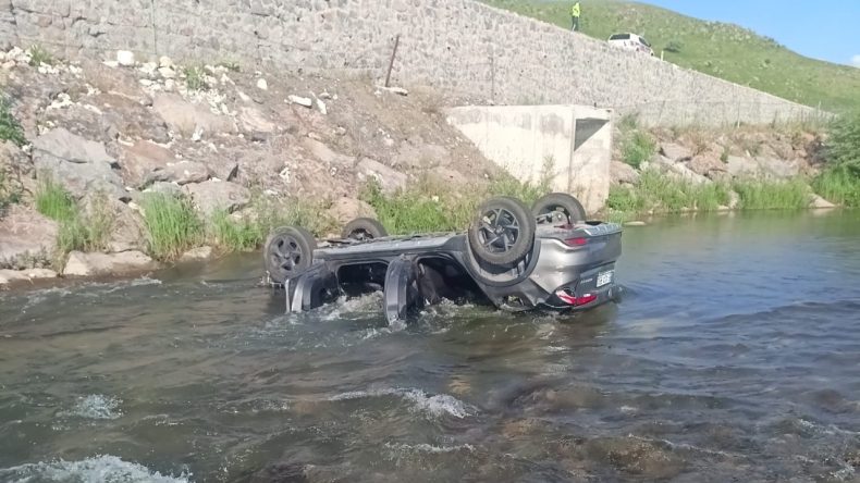 Dereye Yuvarlanan Otomobildeki Aile Hayatını Kaybetti