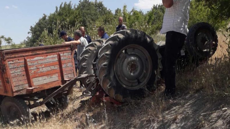 Devrilen Traktörün Altında Kaldı