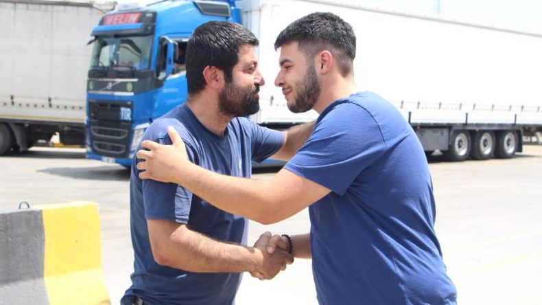 Direksiyon Başında Yalnız Bayram: Kalpler Evde, Gözler Yolda