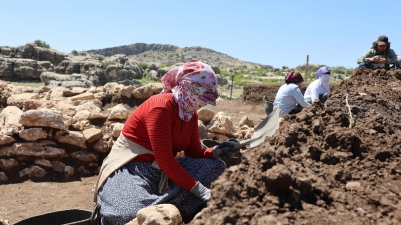 Diyarbakırlı Kadınlar Arkeolojik Kazılarda Buluntu Ayıklıyor