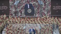 Donald Trump Fort Bragg’ta Kurşun Geçirmez Cam Arkasında Konuştu, Göstericilere Sert Tepki Verdi