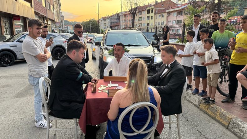 Düğünlerin Yeni Gözdesi: Okey Masasıyla Yol Kestiler