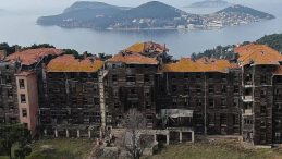 Dünyanın İkinci En Büyük Ahşap Binası Otel Olarak Yeniden Değerlendiriliyor: Rum Yetimhanesi Üzerine Tartışmalı Karar