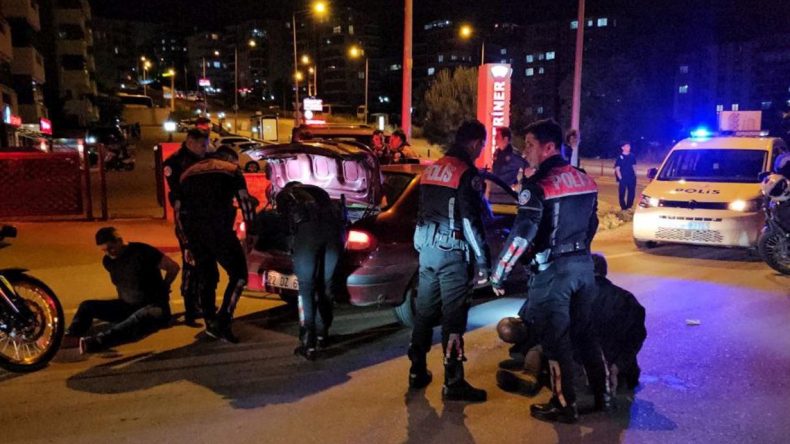 ‘Dur’ ihtarına uymayıp kaçtılar, kovalamaca sonucu yakalandılar