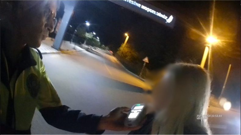 Ehliyetine El Konulan Kadının Park Halindeki Aracından Alkollü Çıktı