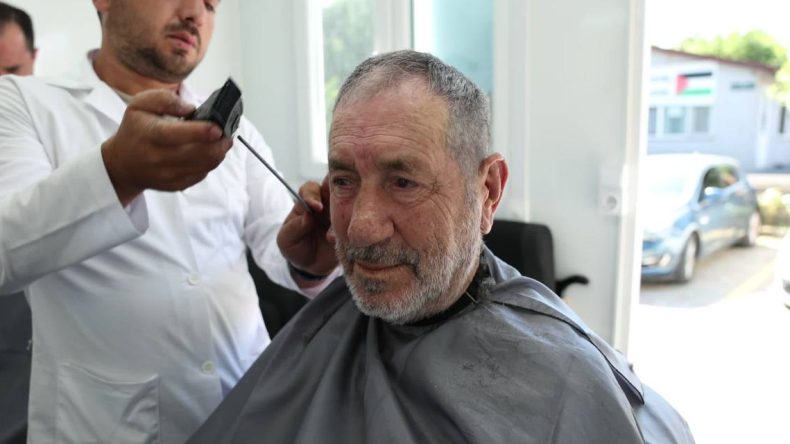 ‘Ekonomik Şartlar Oldukça Ağır’ Dedi: Kuaförü Ayaklarına Getirdi