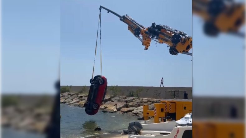 El freni unutulan otomobil denize düştü