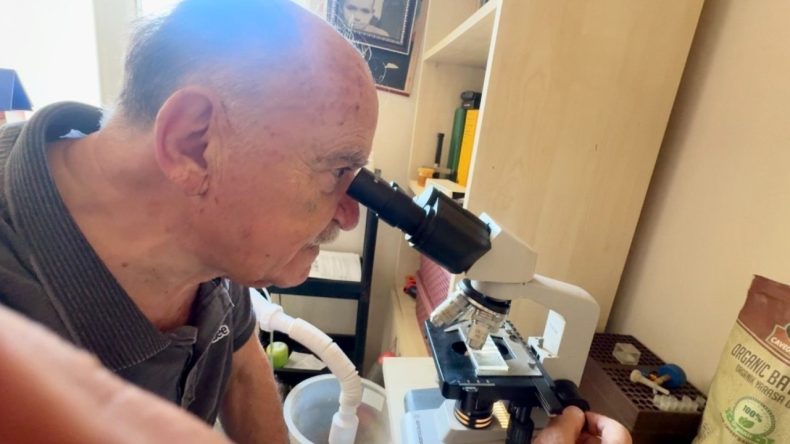 Emekli Profesör, Evinde Laboratuvar Kurdu