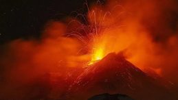 Etna Yanardağı’ndan Şiddetli Patlama: Kül Bulutu Yüksekliği 5 Kilometreyi Aştı