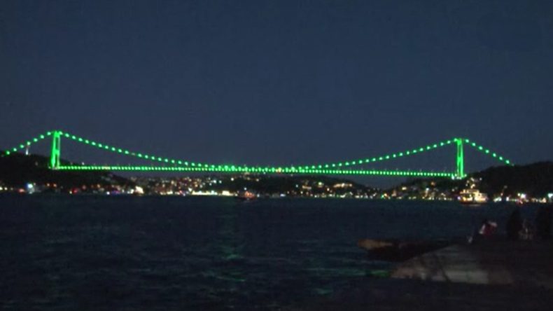 Fatih Sultan Mehmet Köprüsü Yeşil Işıkla Aydınlatıldı