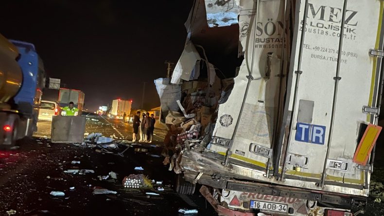 Feci kaza: Yolcu otobüsü TIR’a çarptı