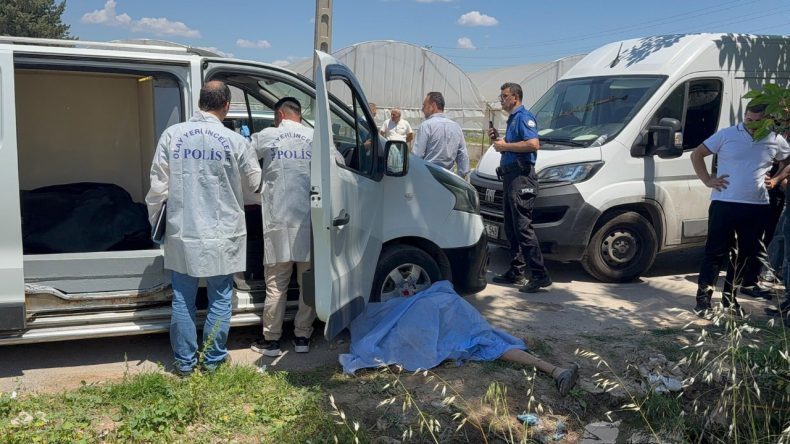 Fenalaşıp araçtan indi, olduğu yere yığılıp öldü